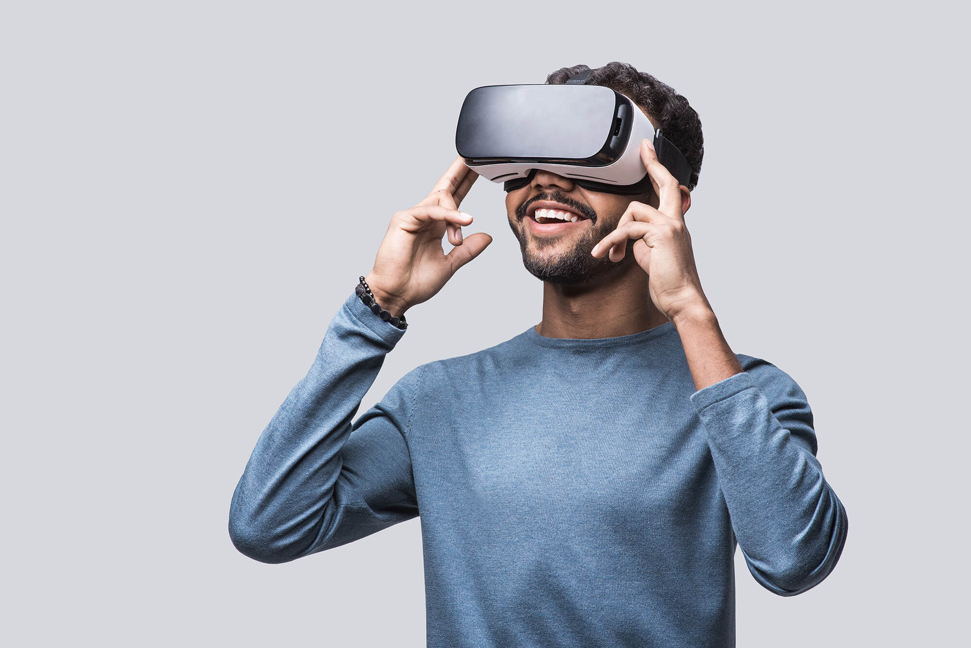 Medewerker met een VR-bril op