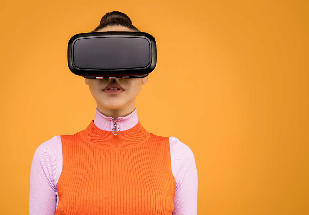 VRouw met een zwart VR bril op